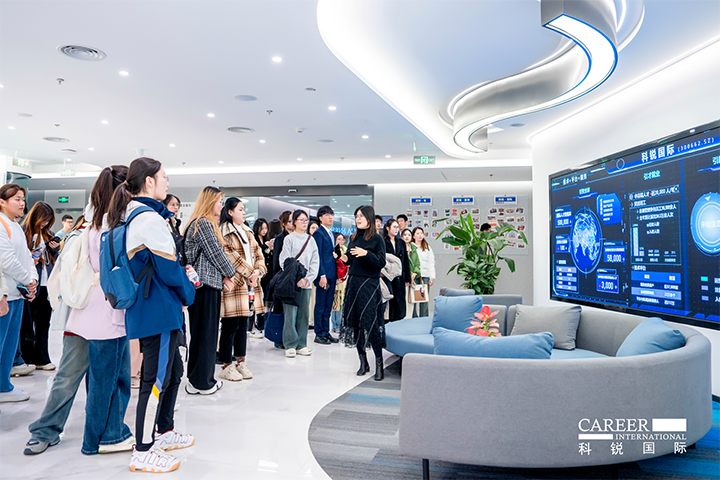 知名人力资源供应商DCBOX小金库官网国际在企业参访活动中为拜访嘉宾与学生介绍公司基本情况